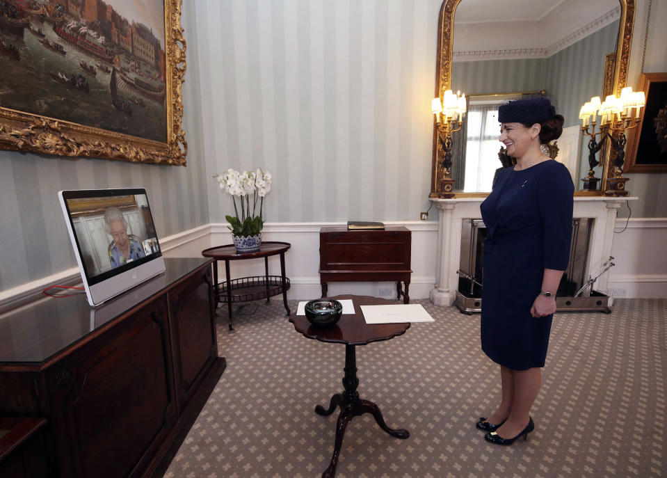 La reina Isabel II de Gran Bretaña en una pantalla durante una videollamada desde el Castillo de Windsor, donde está residiendo, en una audiencia virtual para recibir a su excelencia Ivita Burmistre, embajadora de Letonia, en el Palacio de Buckingham, el 27 de abril de 2021. (Yui Mok/Pool via AP)