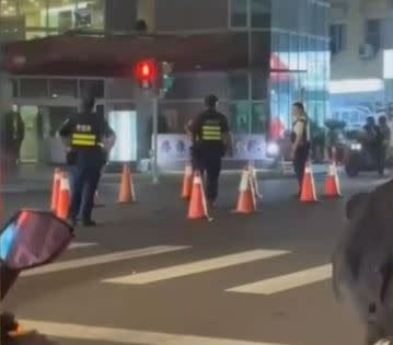 嫌犯發現警方後，開車狠踩油門加速撞擊偵防車。（圖／屏東小鎮資訊提供）