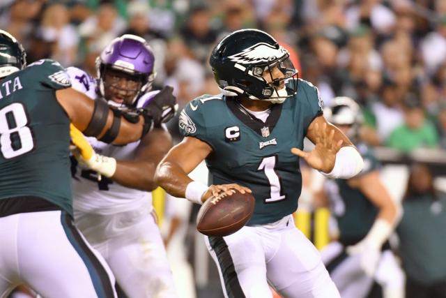 Jalen Hurts runs for 3 scores, Eagles beat Saints 40-29