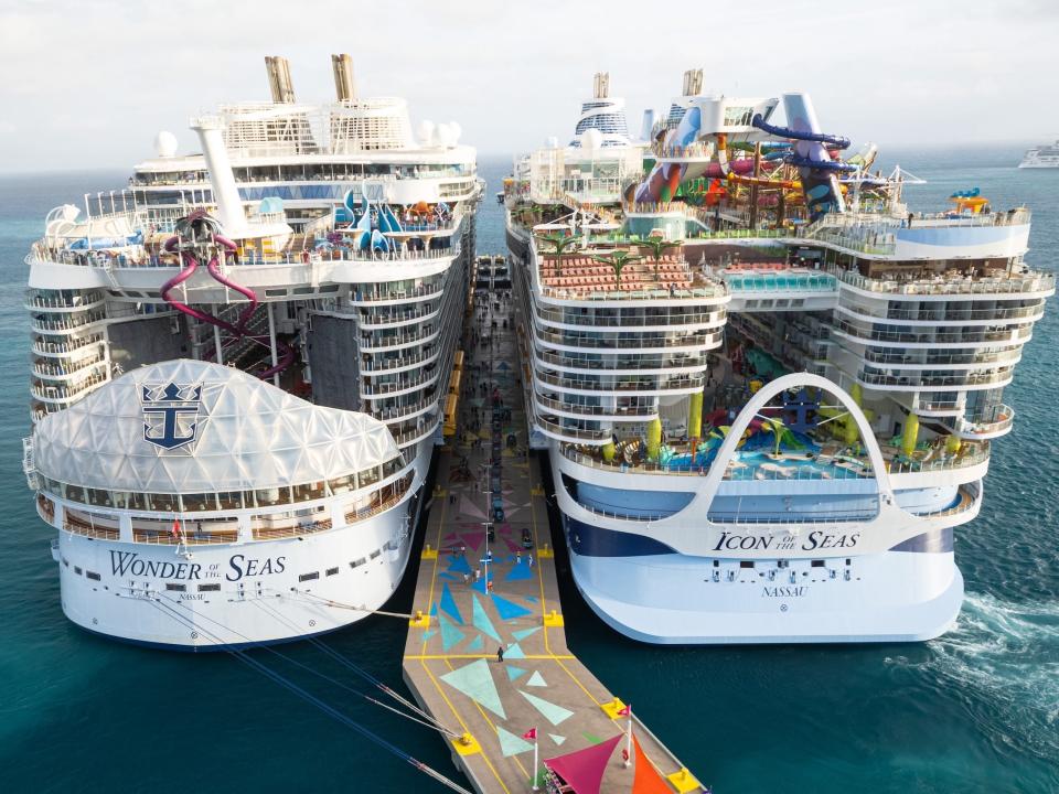 Die Icon of the Seas und die Wonder of the Seas haben Anfang dieser Woche an der Privatinsel von Royal Caribbean angedockt. - Copyright: Pieter De Boer