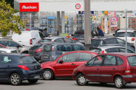 Cars queue to get gas at a petrol station in Saint-Sebastien-sur-Loire near Nantes, France, May 24, 2016. REUTERS/Stephane Mahe