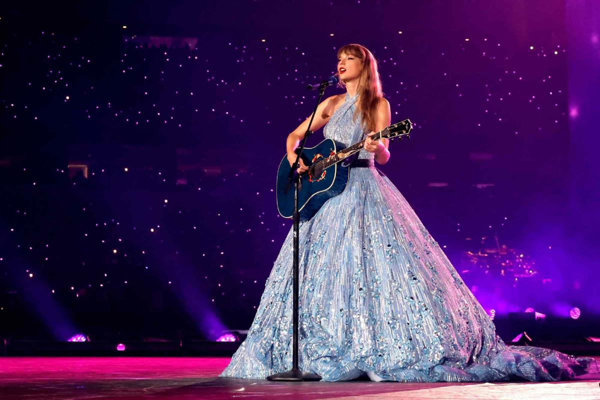 The Swiftie who wore a 13-pound dress made of friendship bracelets