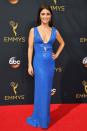 <p>L'actrice d’<i>UnREAL</i> avait l'air « unreal » vêtue d'une robe pailletée bleue vif ornée d'une petite découpe au niveau du ventre. <i>(Photo : Getty Images)</i></p>