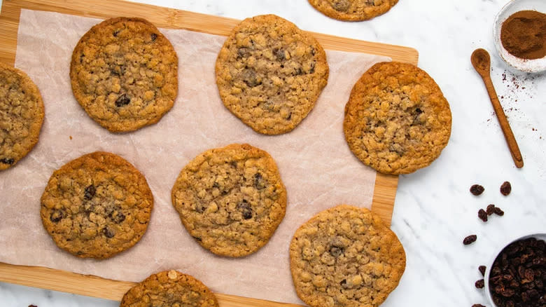 cinnamon oatmeal raisin cookies