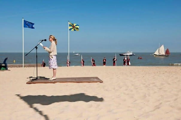 Un discours à la plage, sur un tapis volant. Normal Source : buzzfeed.com