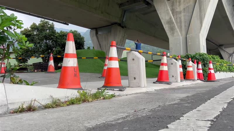 高公局圍封鎖線警戒。（圖／翻攝畫面）