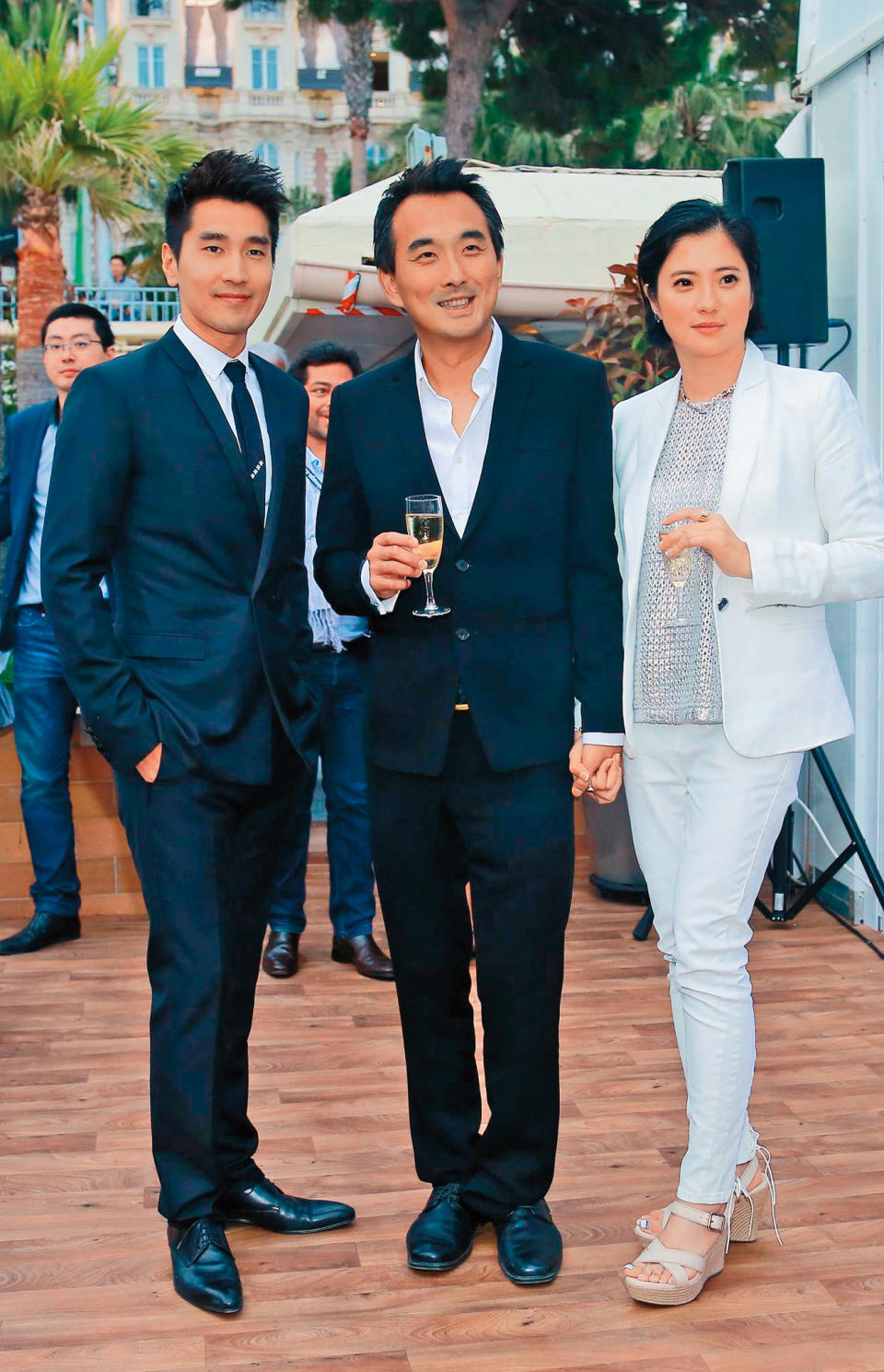 《痞子英雄》是蔡岳勳（中）的代表作、當時他跟老婆于小惠（右）精心栽培戲中的男主角趙又廷（左）。