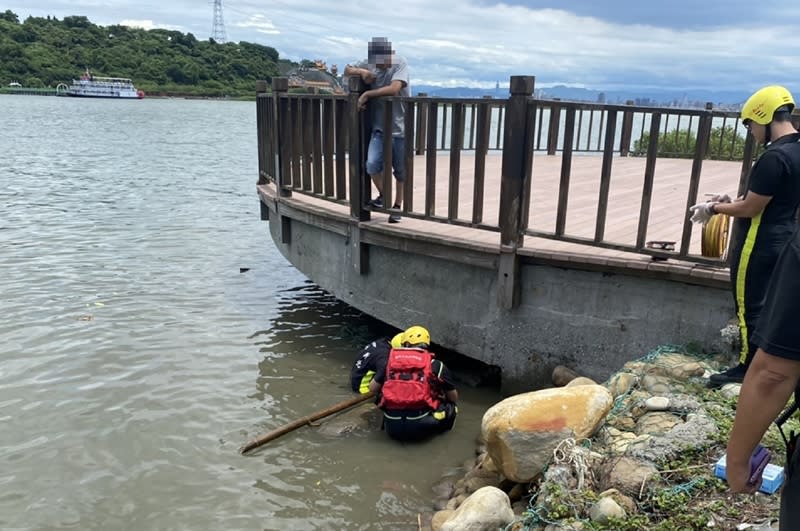 新北市八里區淡水河河堤邊有民眾驚見半顆腐壞人頭在水上漂浮，警消獲報將卡在（圖）觀景台下人頭打撈並送請檢方相驗。（翻攝照片）