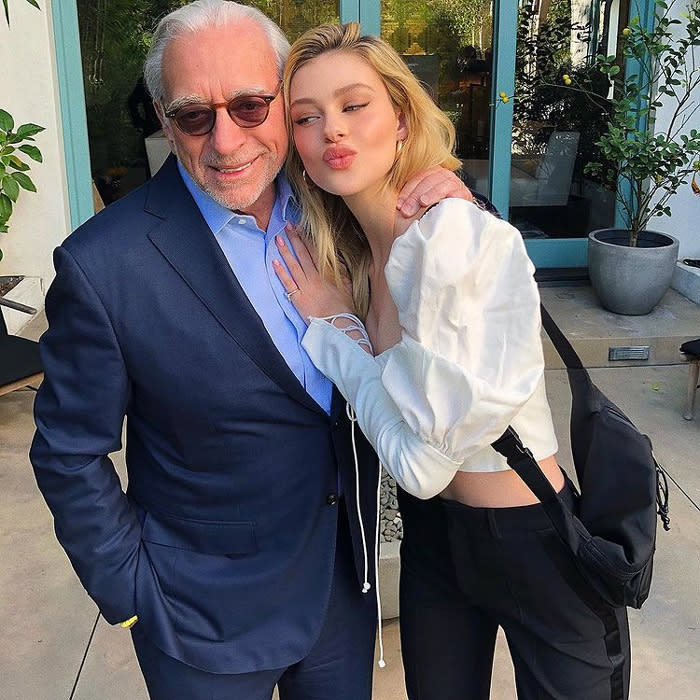 Nicola Peltz junto a su padre