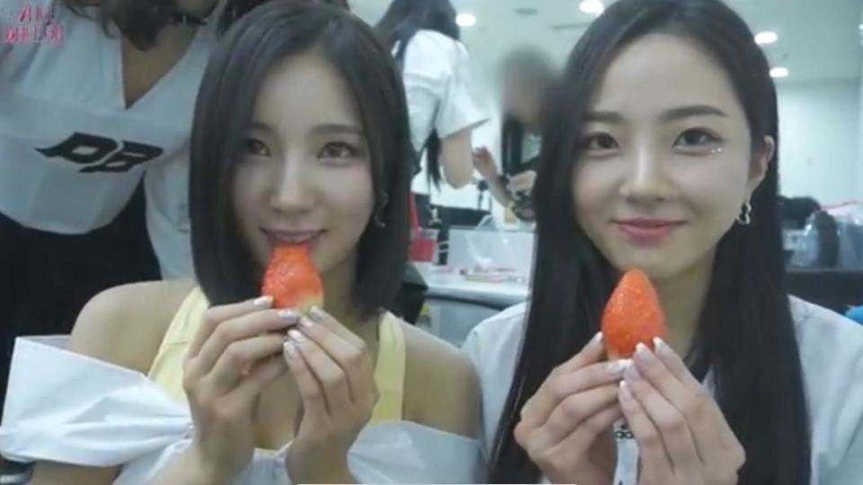  ALICE成員用兩手吃草莓。（圖／翻攝自Twitter）