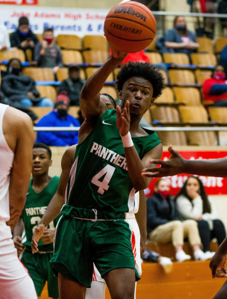 Washington’s Marcus Northern (4) dishes out a pass in this January 2020 file photo. Northern scored 18 points Tuesday in a win over Northridge.