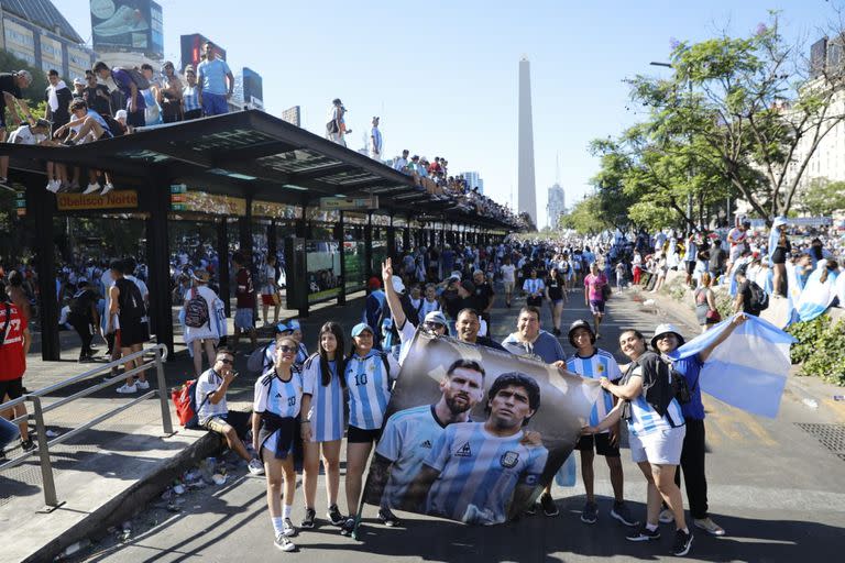 Miles de personas esperan desde muy temprano a la selección en el Obelisco