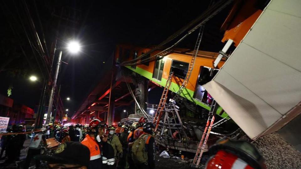 Rettungskräfte sind an der Unfallstelle in Mexikos Hauptstadt im Einsatz.