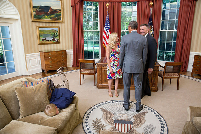 <p>23. Juni 2014: Präsident Obama bekommt Besuch von einem scheidenden Secret-Service-Agenten und seiner Frau, während sein Sohn in die Couch des Oval Office verkriecht. </p>