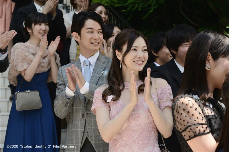 北川景子與田中圭在克服重重危機後結婚。（圖／車庫娛樂提供）