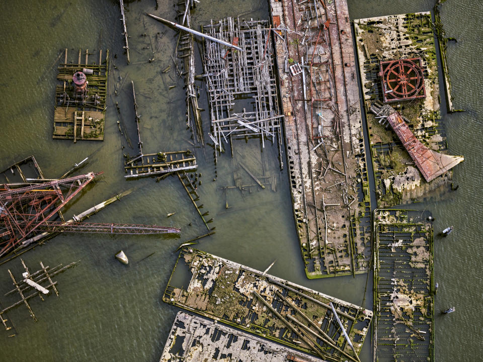 <p>Newark Bay, N.J. (© Jeffrey Milstein and courtesy Benrubi Gallery) </p>