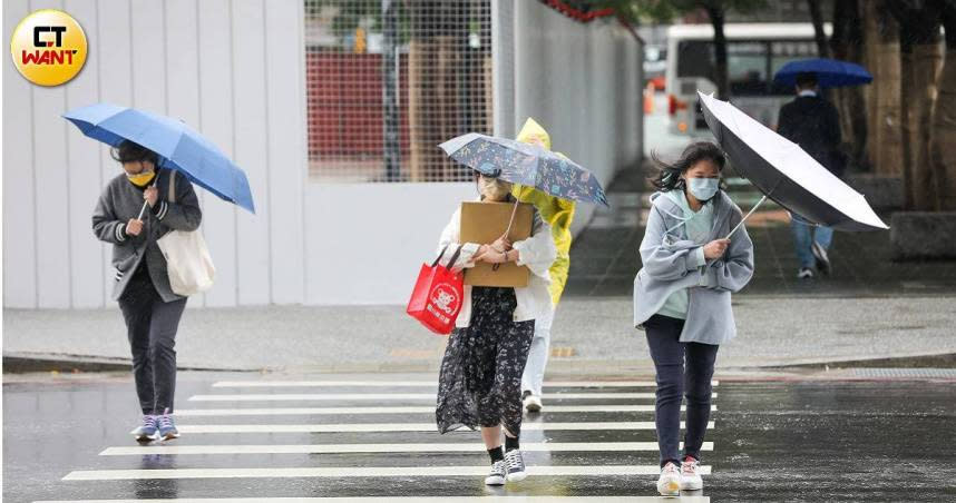 受到颱風及外圍環流影響，全台各地皆有局部大雨。（示意圖／張文玠攝）