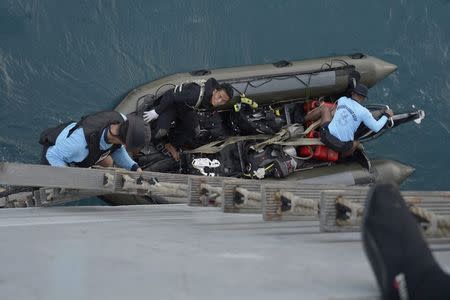 Indonesian navy divers prepare operations to lift the tail of AirAsia flight QZ8501 from the Java sea January 9, 2015. REUTERS/Adek Berry/Pool