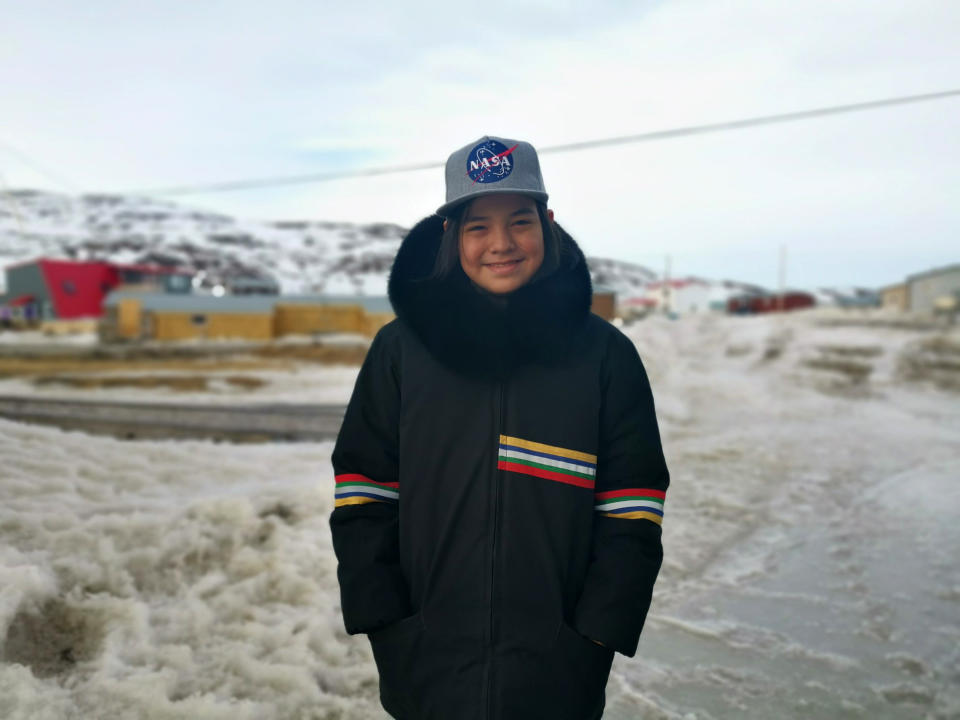 En esta imagen, tomada el 7 de mayo de 2020 y proporcionada por Aaron Watson, su hijo, Owen, de 12 años, posa para una foto en Iqaluit, la capital del territorio nunavut, en el extremo norte de Canadá. Hasta ahora, no se han documentado casos del nuevo coronavirus en la población de aproximadamente 8.000 personas, en su mayoría inuits, pero la escuela de Owen está cerrada. (Aaron Watson vía AP)