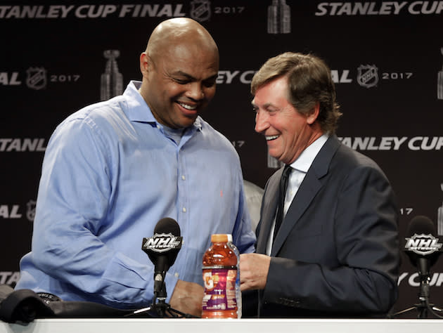 Hockey great Wayne Gretzky, right, greets former NBA player Charles Barkley, left, during a news conference before Game 4 of the NHL hockey Stanley Cup Finals between the Nashville Predators and the Pittsburgh Penguins Monday, June 5, 2017, in Nashville, Tenn. (AP Photo/Chuck Burton)