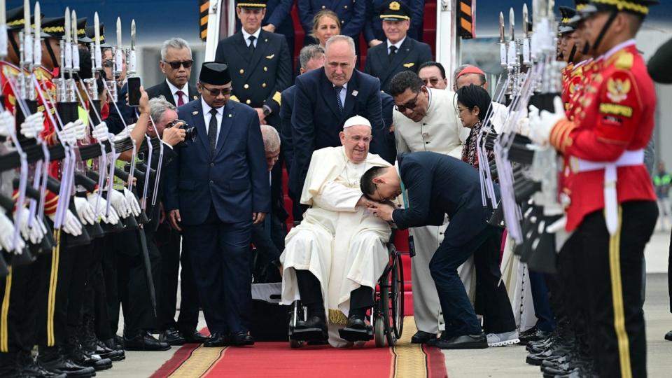 FOTO: Paus Fransiskus disambut saat kedatangannya di Bandara Internasional Soekarno-Hatta di Jakarta pada 3 September 2024. (Tiziana Fabi/AFP via Getty Images)