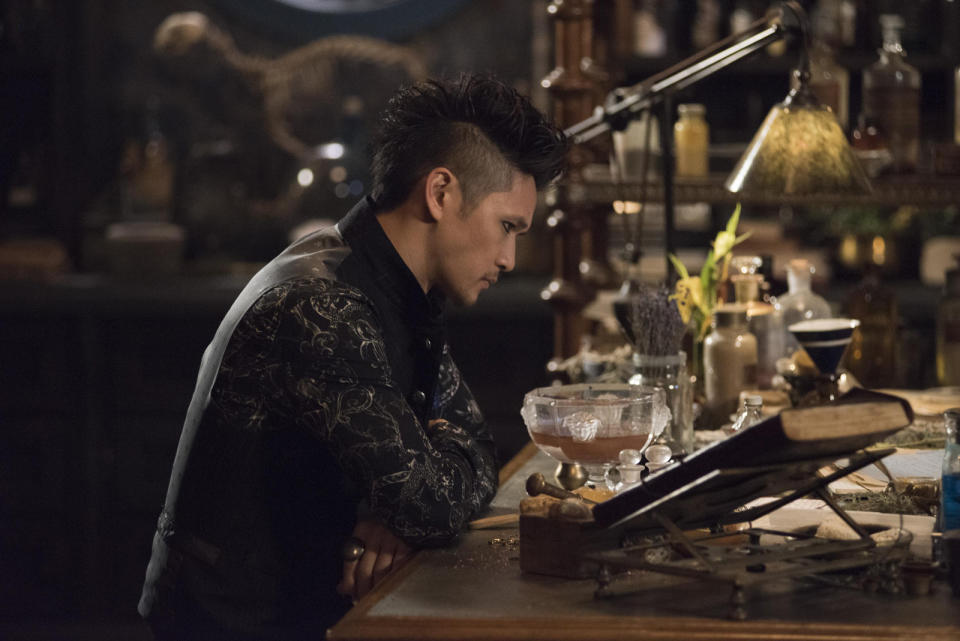 <p>Harry Shum Jr. dans Shadowhunters. © Freeform/John Medland </p>