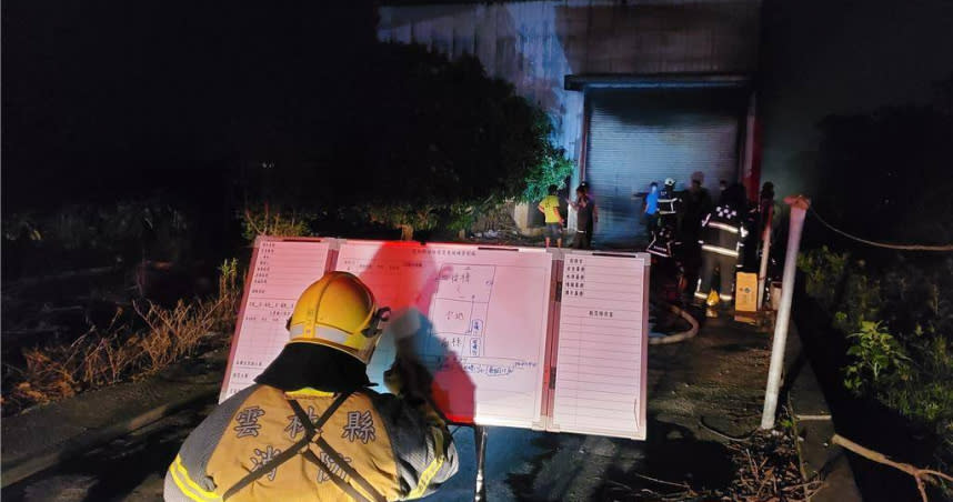 西螺、二崙、莿桐等分隊車組漏夜噴水降溫。（圖／中國時報周麗蘭攝）