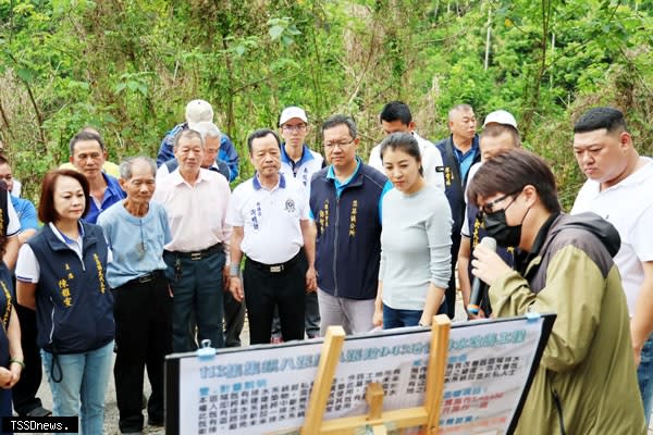 南投縣長許淑華在立委游顥、縣議員黃春麟、謝明謀、鎮長吳大村等人陪同會勘十二件道路及排水溝改善工程聽取簡報。（記者蔡榮宗攝）