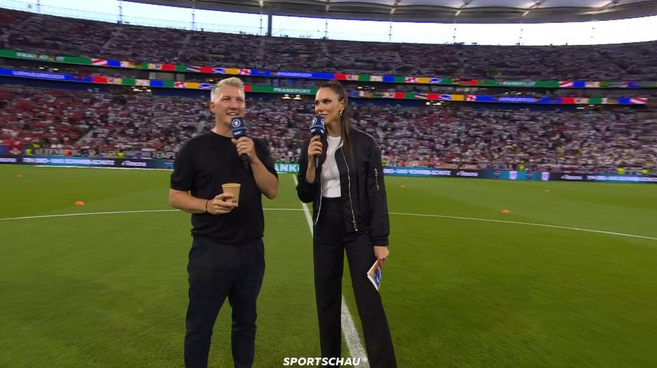 Bastian Schweinsteiger hat Esther Sedlaczek keinen Kaffe mitgebracht. (Bild: ARD)