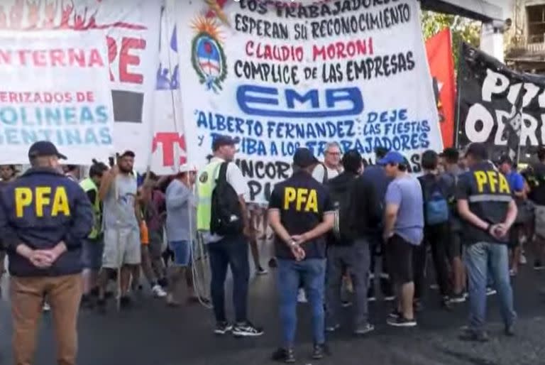 Organizaciones sociales cortan el puente Pueyrredón