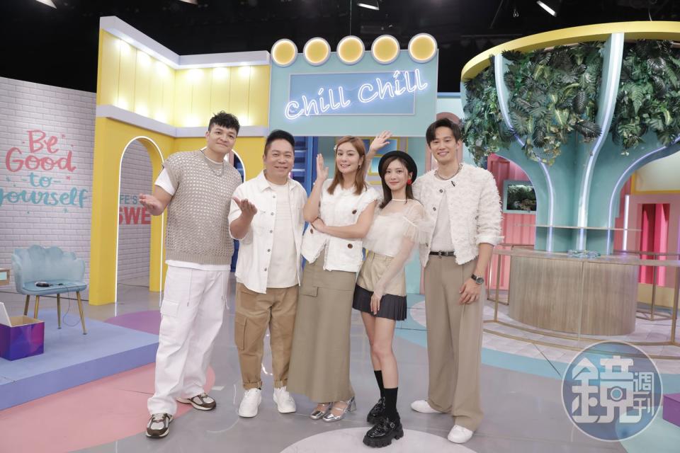 佛瑞德（左起）、卜學亮、莎莎、蔡黃汝、徐新洋進棚錄製《Chill Chill懂事長》。