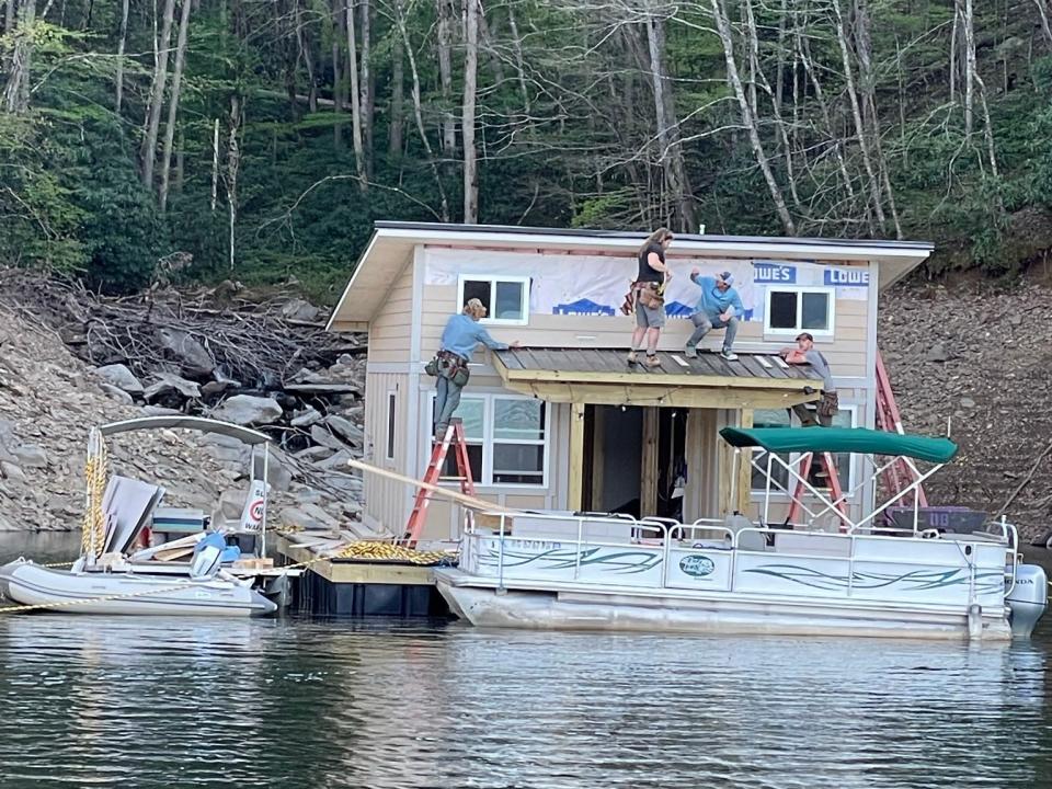 Ein Foto vom Baufortschritt des schwimmenden Hauses. - Copyright: Brandon Jones and Sarah Spiro/keepingafloatwiththejoneses