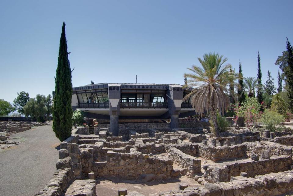 Iglesia de San Pedro, en Cafarnaún, Israel, es un templo de peregrinación dedicado a San Pedro y está considerado por algunos especialistas, como la primera iglesia católica del mundo.