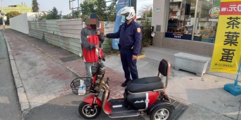 電動車半路拋錨　港埔警巧手幫維修