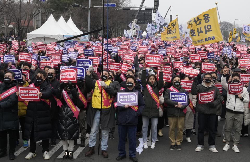 醫護人員走上首爾街頭，抗議政府擴招醫學生。（圖／美聯社）