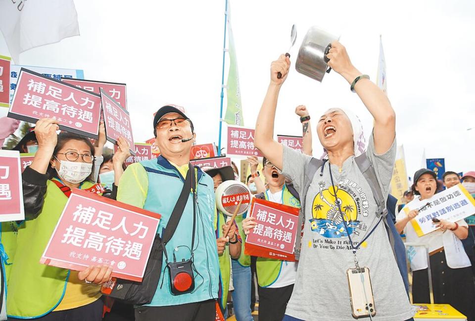 五一勞工大遊行1日登場，遊行隊伍在凱道高呼口號爭取勞工權益。（范揚光攝）