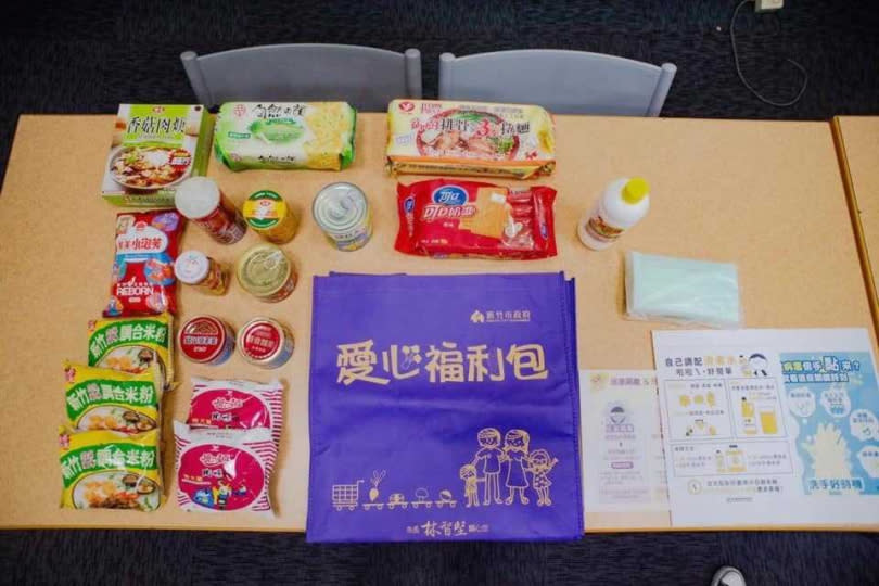 新竹市政府送上豐盛的各式速食包，從泡麵、調理包、罐頭、餅乾都有。（圖／張先生提供）