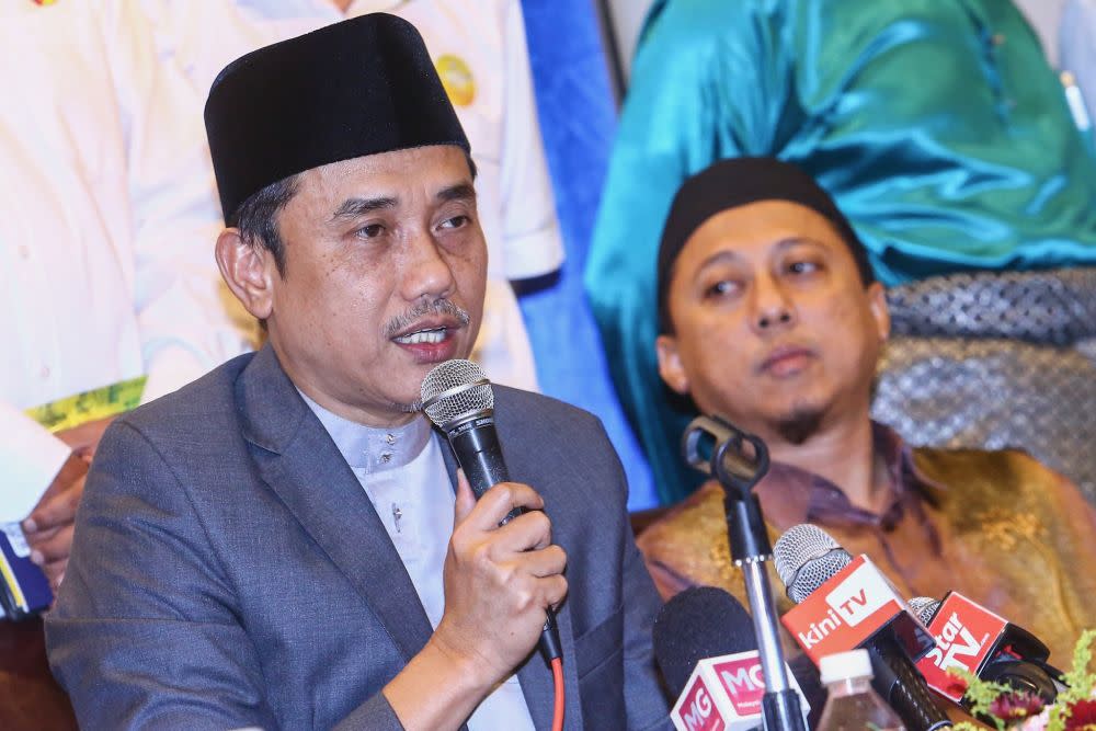 Gerakan Pembela Ummah chairman Aminuddin Yahya speaks to reporters during a press conference at the Kuala Lumpur International Hotel August 25, 2019. — Picture by Hari Anggara