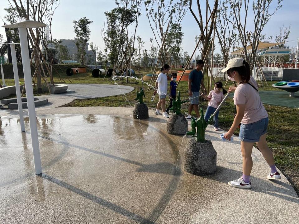 <strong>時代公園的兒童遊戲區設有戲水區。（圖／翻攝自高雄市政府工務局公園處）</strong>