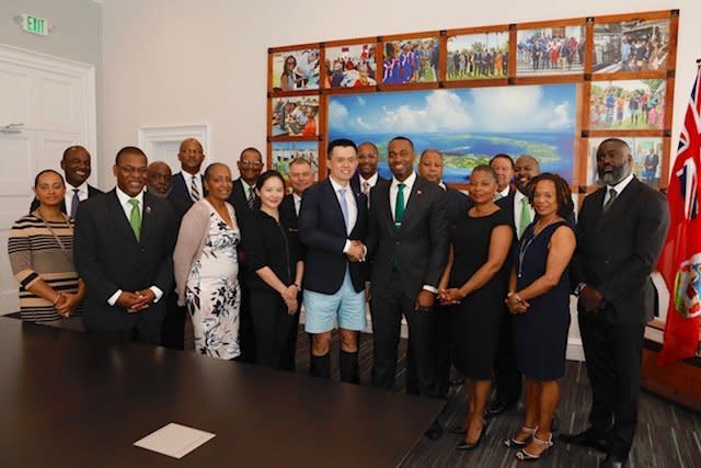 Binance CEO Changpeng Zhao shakes hands with Bermuda Premier David Burt at a press conference on the island on April 27, 2018, to announce Binance's investment in a Bermuda office. (Government of Bermuda)