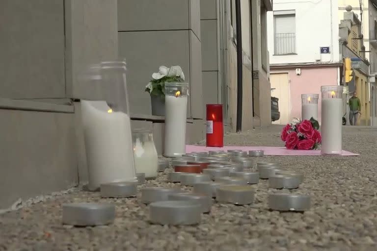 Homenaje por la muerte de una niña argentina de 12 años y el grave estado en el que se encuentra su hermana gemela después caer desde el tercer piso de un edificio en el municipio de Sallent, en Barcelona