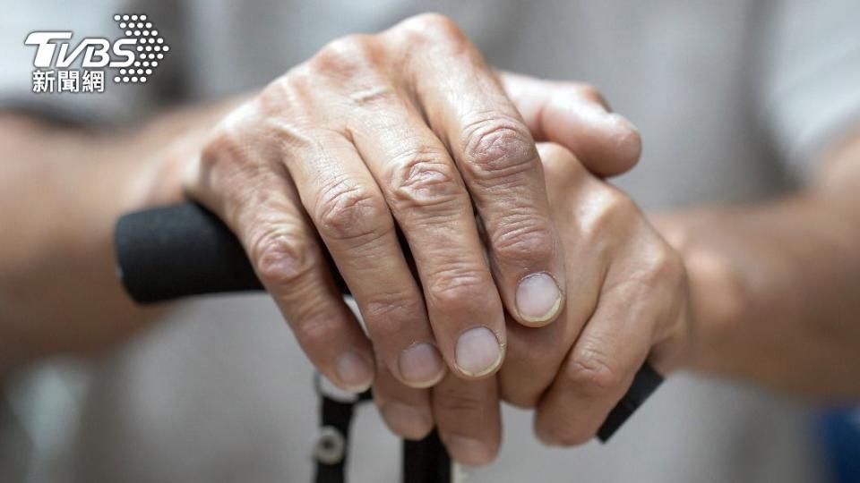 一名老翁平時生活習慣正常，卻突然失智。（示意圖／shutterstock達志影像）