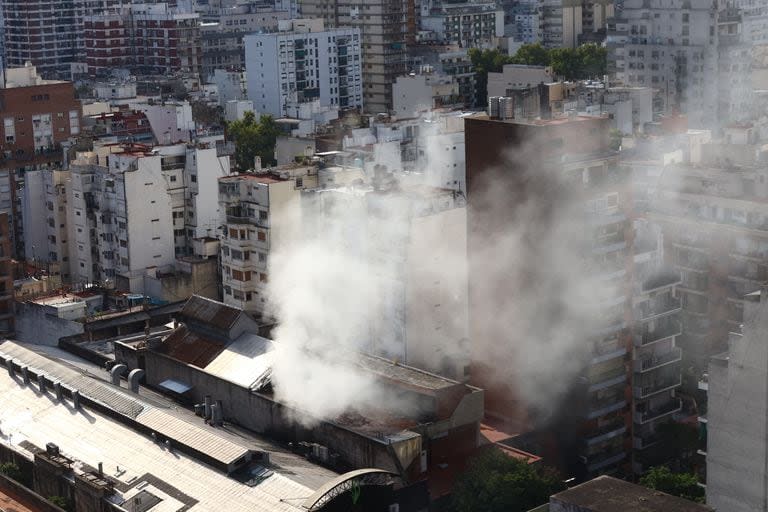 Los bomberos lograron controlar el incendio en una estación de Edesur, en Caballito