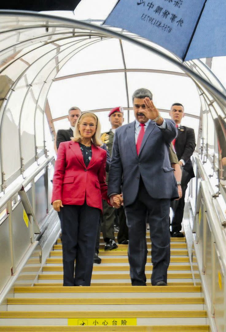 Nicolas Maduro, junto a la primera dama Cilia Flores llegan al aeropuerto de Shenzen