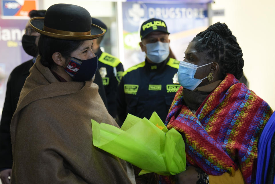 La entonces vicepresidenta electa de Colombia, Francia Márquez, a la derecha, habla con una mujer aymara a su llegada al aeropuerto de El Alto, Bolivia, el domingo 31 de julio de 2022. (AP Foto/Juan Karita)