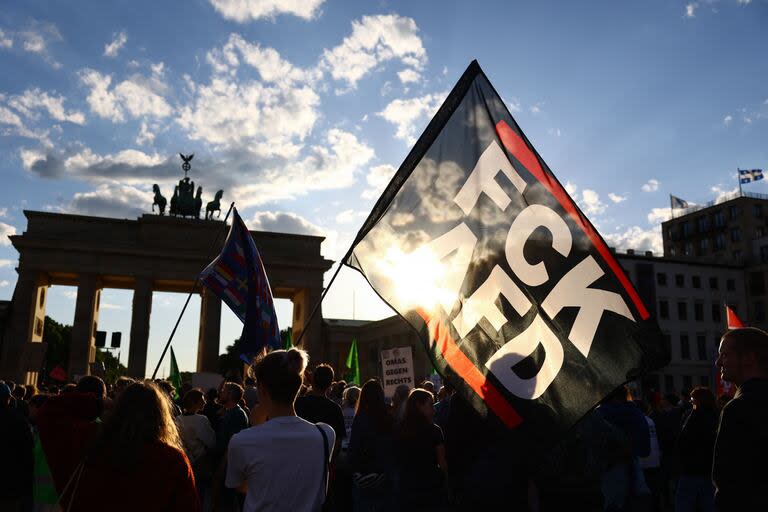 Una bandera en contra del partido de ultraderecha Alternativa para Alemania (AfD), durante una marcha contra la violencia política en Berlín, el 5 de mayo pasado