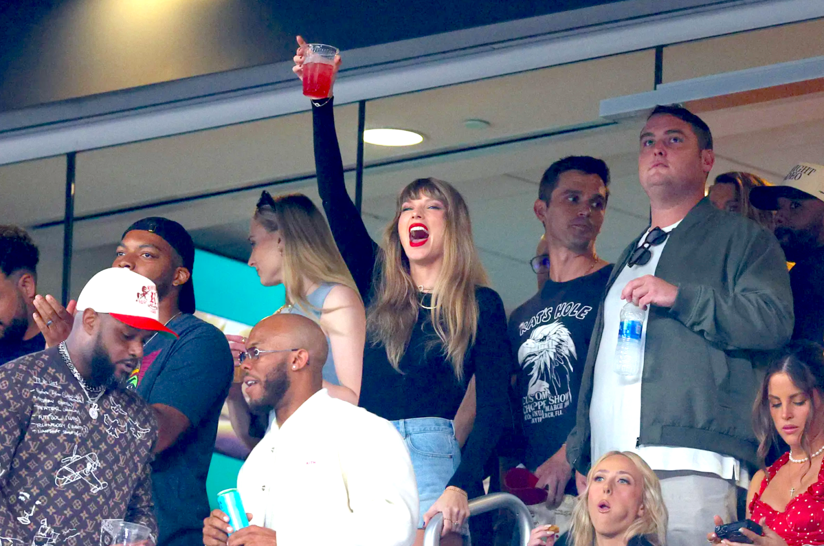 NFL reporters are dueling over Taylor Swift-inspired bracelets