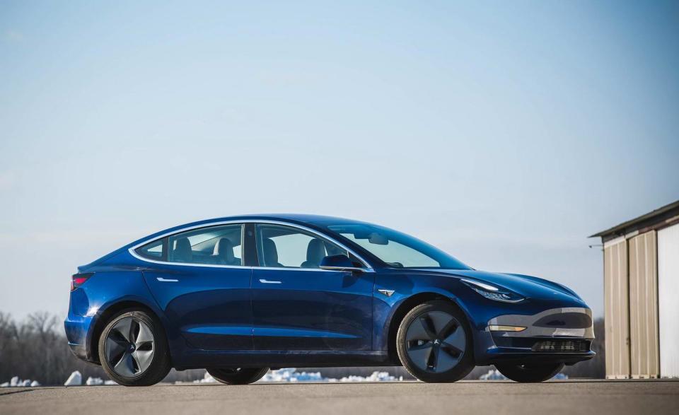 Tesla Model 3可說是當今性能最強的電動車，長續航版最高時速可達到223 km/h，高性能版最高時速為250 km/h（圖片來源：https://www.caranddriver.com/reviews/2018-tesla-model-3-in-depth-review-video-review）