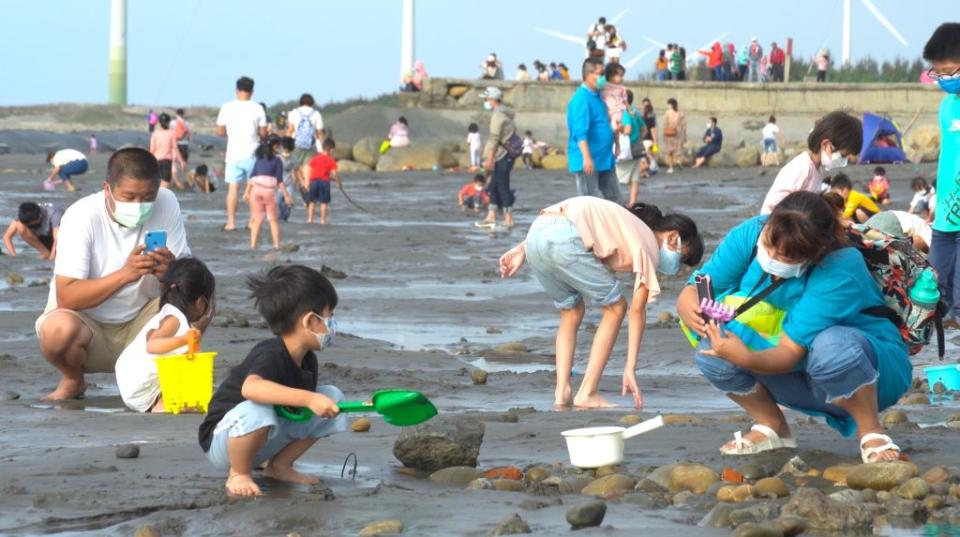 「大安海觀光推廣活動」推出多場搏海職人體驗、安心迴游生態之旅及風箏衝浪競賽等活動。（記者徐義雄攝）