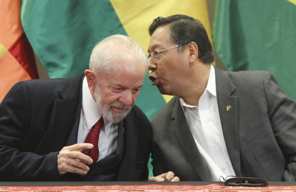 El presidente brasileño, Luiz Inácio Lula da Silva, a la izquierda, escucha al mandatario boliviano, Luis Arce, en un acto de firma de acuerdos en Santa Cruz, Bolivia, el martes 9 de julio de 2024. (AP Foto/Ipa Ibánez)
